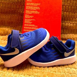 Brand-new toddler boys size 4 blue Nike Star Runner gym shoes